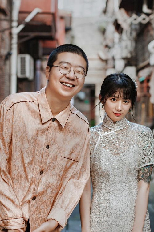 李诞晒和女友黑尾酱写真似结婚两人表情搞怪画面超甜