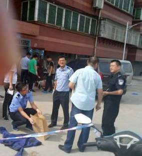 突发山东60多岁男子将老伴割喉杀害血溅楼道,惨不忍睹