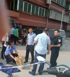 突发山东60多岁男子将老伴割喉杀害血溅楼道,惨不忍睹