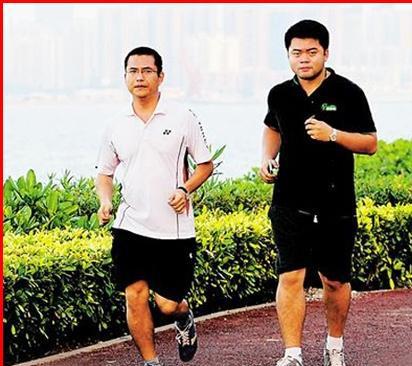 每天去跑4公里坚持锻炼,对40岁的男人到底是健身还是伤身