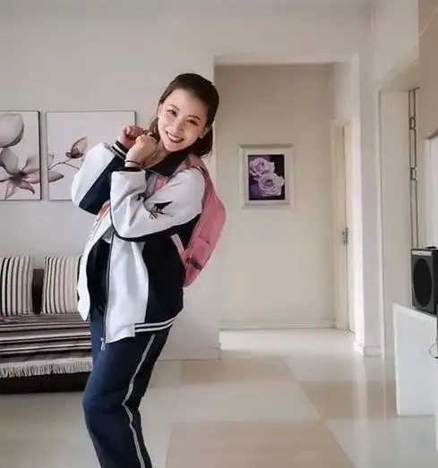 40岁妈妈穿女儿校服,瞬间变回校花丈夫堪比当年的张柏芝