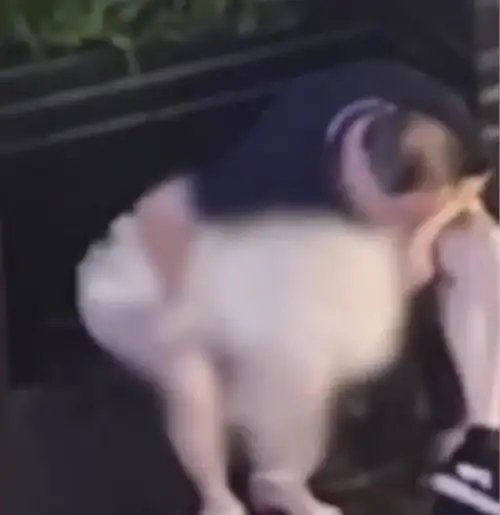 差点被捡尸女子喝醉酒,一人躺在大街上被男子摸胸
