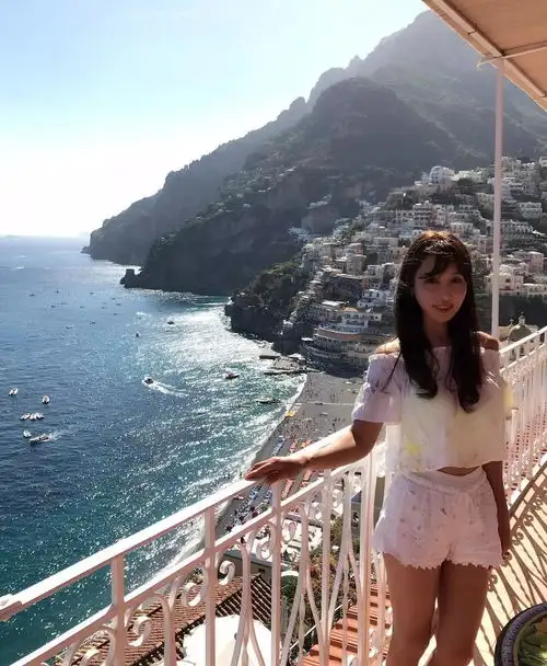 52岁的外婆,活出了20岁少女的姿态,简直甜过初恋