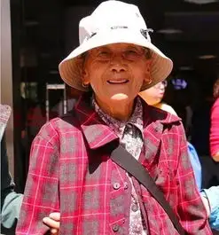 跨越1300多公里,百岁老人畅游织金洞景区