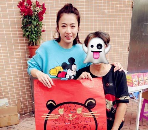 甘比为独居老人献爱心,生图曝光真容,眼袋浮肿也耐看
