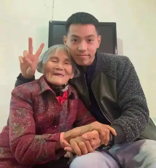 他们相差61岁,拍婚纱照引无数人围观,背后的故事太治愈了吧