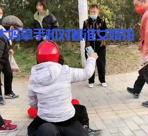为老不尊陕西大妈坐在准女婿身上直播,知情人在羞辱准女婿