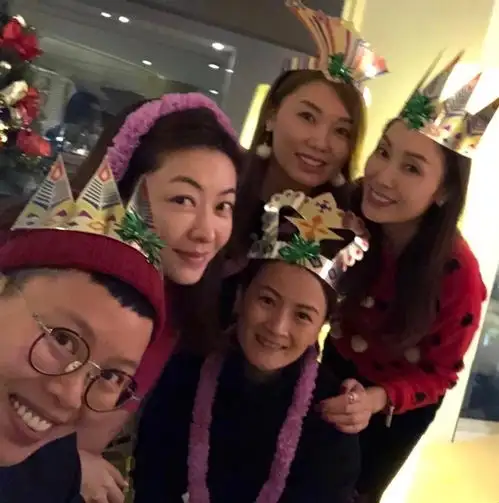 50岁的郭可盈童心未泯,一家人一起庆生,依然非常少女