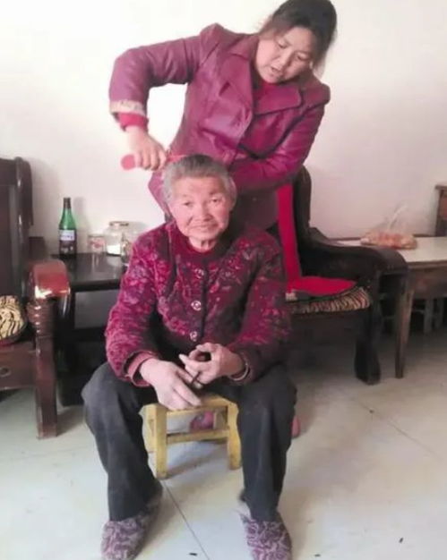 2000年,陕西一男子意外捡到一个流浪老太,当亲娘侍奉23年