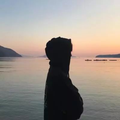 微信40岁女人的头像背影男生