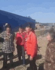 妹子,这裤子是你自己剪烂的吧剪得这么有水平,穿出来也好看