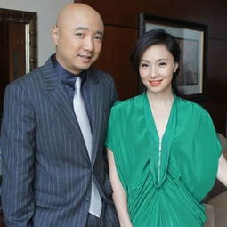 徐峥陶虹一家看电影,47岁徐峥挺肚子显油腻,女儿秀长腿像妈妈一样美