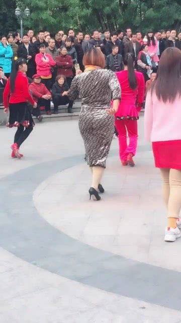 广场舞大妈,对面的大叔表情亮了