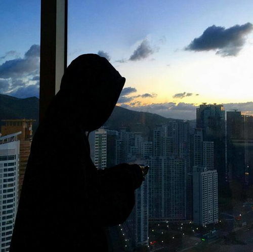 真人中年女性头像一个男人