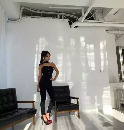 连女儿都嫉妒的50岁童颜女神,狂秀马甲线大长腿,健身女人很可怕