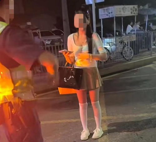 广东女子在机场打出租车,看到60元车费心疼,还让警察帮忙提包
