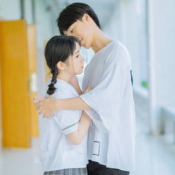 搂脖眯眼吻
