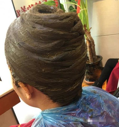 为什么很多老年人喜欢染红发其背后却透着尴尬奈无,还是别染好