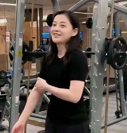 50岁梅婷现身健身房,穿黑色紧身衣身材窈窕,素颜出镜完全不怂