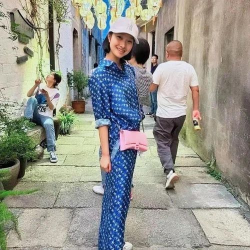 马伊琍女儿庆祝父亲节,与爸爸文章罕见同框,40岁文章已满头白发