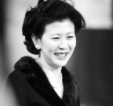 92岁李嘉诚与60岁周凯旋共同打疫苗,甜蜜相伴胜似老夫老妻