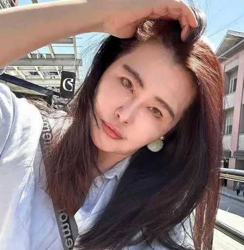 惊66岁王祖贤现身温哥华,腹部凸起疑似怀孕真相竟是这样