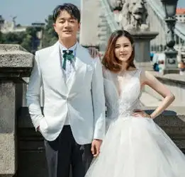 佟大为夫妻,结婚12年再拍婚纱照,40岁关悦身材苗条曲线迷人