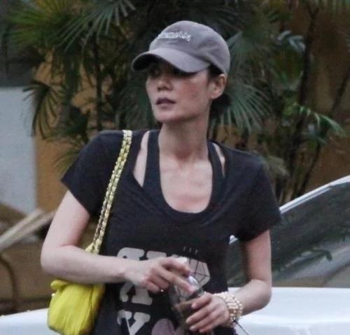 王菲气质高就不会老一看就是50多岁的老阿姨了,脸垮的很厉害