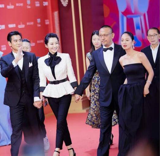 跟许晴学习减龄穿搭,轻松美出国际范