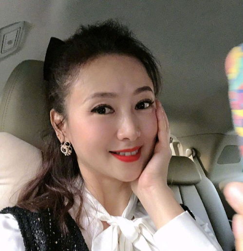 52岁翁虹不服老,飘带衬衫配小香风连衣裙优雅端庄,哪像中年妇女