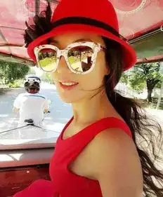 50岁大妈身材完爆18岁少女与儿子似情侣