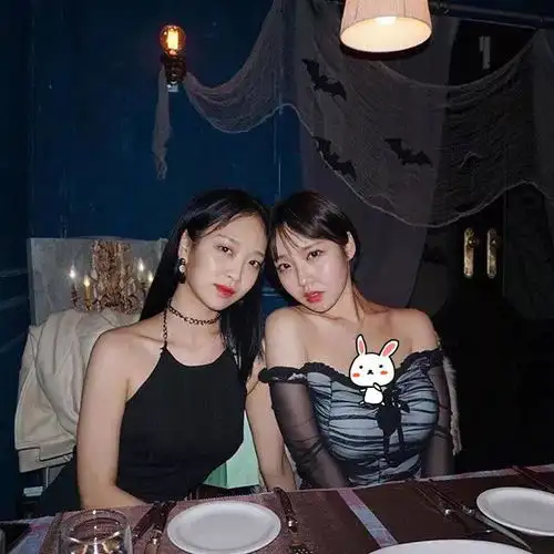 40岁辣妈,和18岁女儿同框似姐妹,或是这1运动的助攻