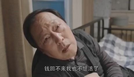 84岁容嬷嬷站台等车与粉丝拍照和蔼可亲倪大红颁奖时步伐不稳神情恍惚