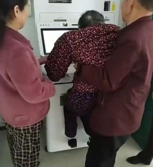 94岁老人被抬进银行,2亿人集体抗议这一次,国家终于出手了