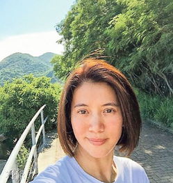 袁咏仪晒素颜自拍庆44岁生日图
