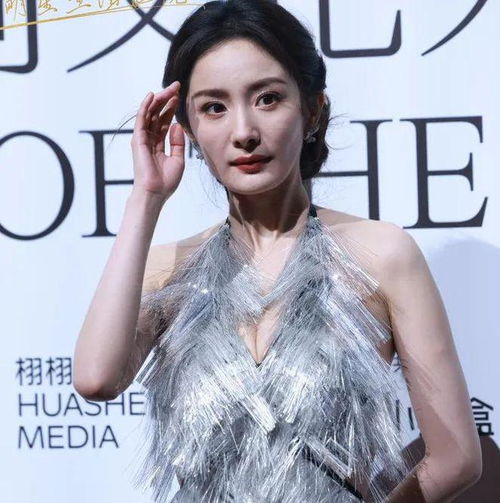 别再说38岁杨幂脸垮了,她的傲人上围才是内娱顶级身材