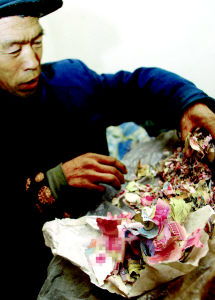 老汉捡破烂辛苦攒下1万元钱被老鼠咬成碎渣