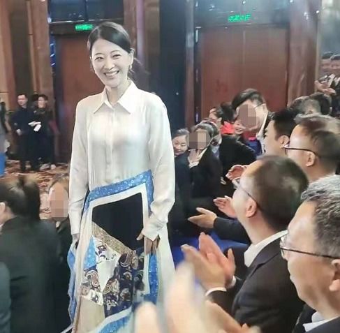 梅婷女神形象怕是要崩了,素颜难掩皱纹,但气质依然优雅