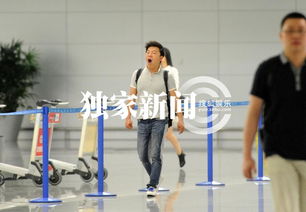 黄渤回上海神情疲惫哈欠连天上演表情秀图