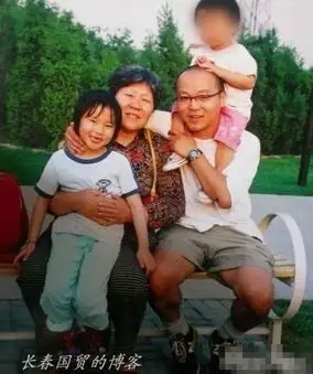 窦唯背吉他中年发福现身机场舍不得买咖啡