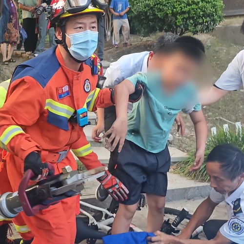 9岁男孩腹部被车把手插入,因从台阶骑行而下失控摔倒,消防部门发布提醒
