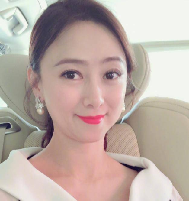 50岁冻龄女神翁虹近照曝光,皮肤光滑白皙美貌不输周慧敏