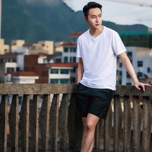 四五十岁男人,上衣尽量不要穿紧身衣背心,太油腻换成这些得体
