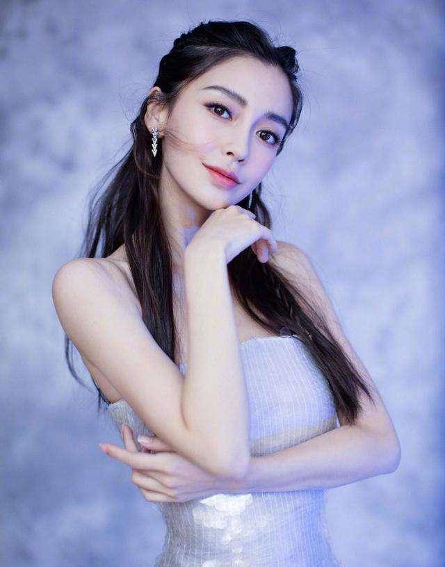 秦海璐这是特意凹的造型一袭v领液体裙好高贵,真漂亮