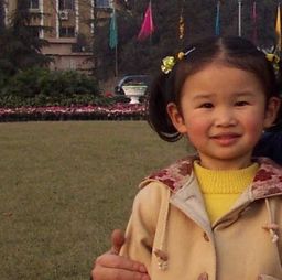 还记得网红表情包皱眉女孩吗如今长大了,近照曝光美到不敢认