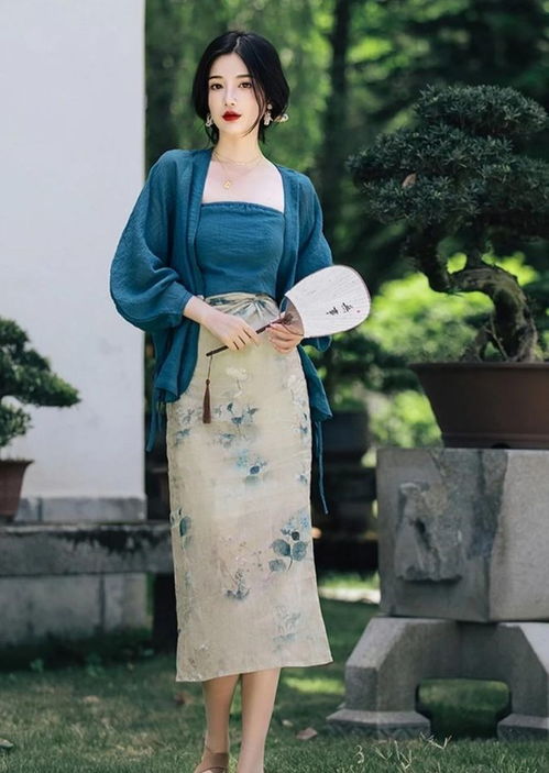 碎花裙过时了今年流行这三款,3050岁女人穿正合适,优雅气质