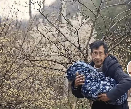 她出生被抛弃,养父捡破烂养她,后成河南扛爸子,带父游全国