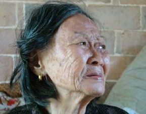 60岁老人哭诉所有积蓄都给了儿子,养老保险都交不起