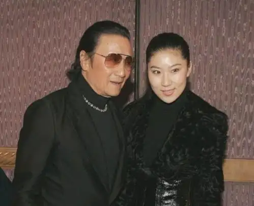 谢贤小女友怀孕年龄相差50岁却相伴十年,儿子比孙子还小六岁