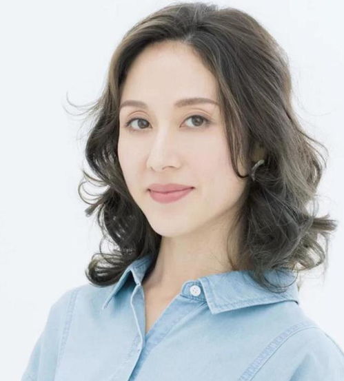 适合四十岁女士的微信头像图片卷发